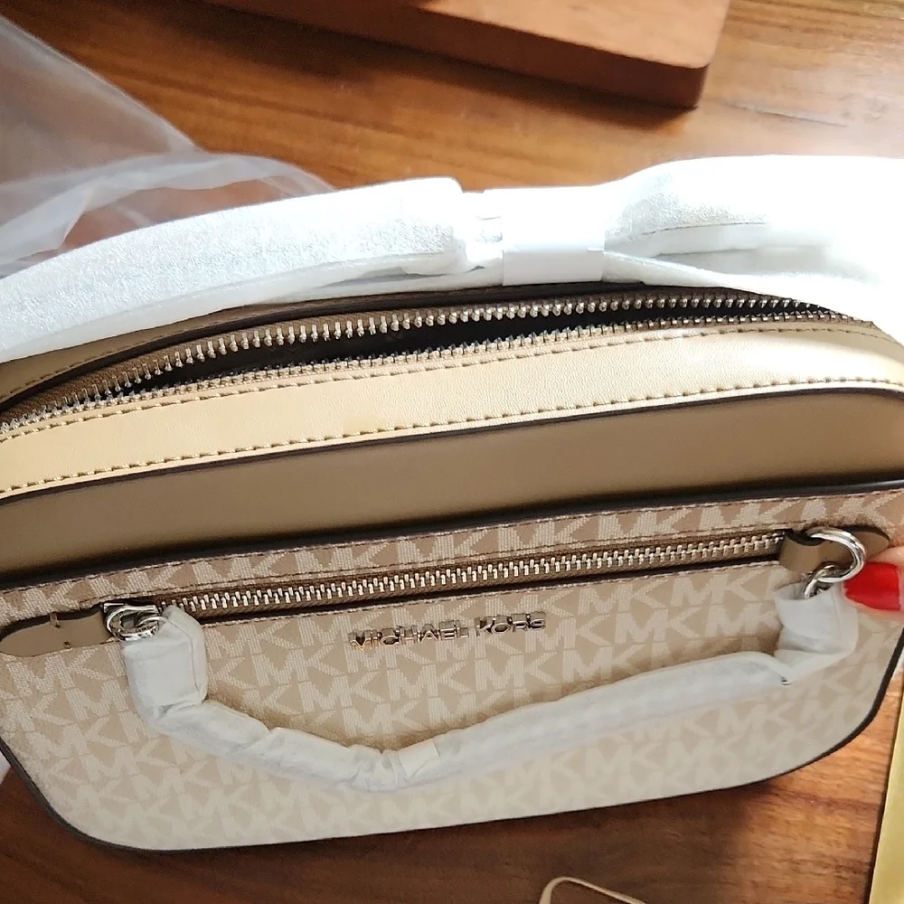 🔥Michael Kors NWT🔥Tan and Cream Crossbody Bag - Picture 4 of 6